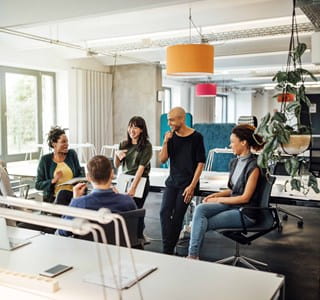 Employés heureux au travail grâce à un leadership authentique