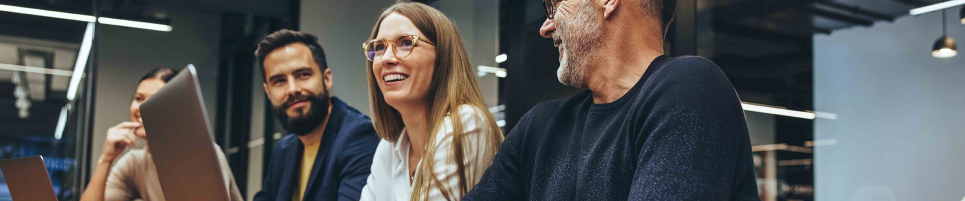 Gelukkige werkneemster tijdens een vergadering met haar behulpzame collega’s.