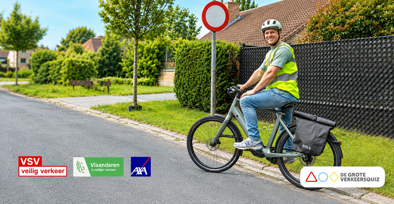 Een fietser op zijn fiets en een uitnodiging van AXA om zijn kennis te testen via de Quiz de la Route.